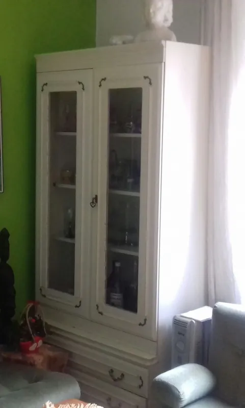 Hitno prodajem zastakljenu vitrinu i sto
