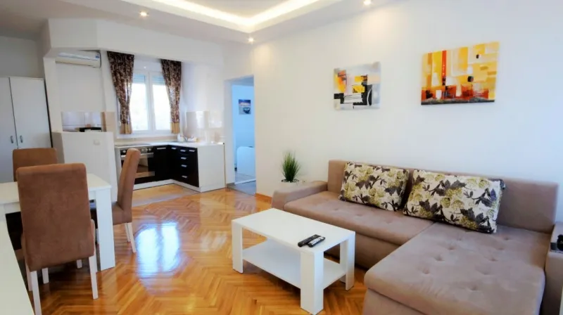 Izdajem dvosoban stan-apartman u Budvi