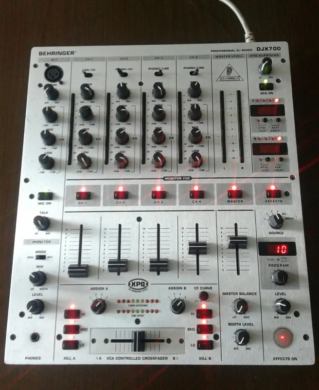 Behringer DJX700, profesionalna 4-kanalna mikseta
