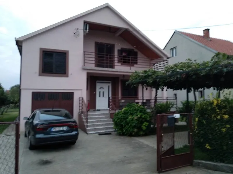 Prodajem kucu u Tolosima, Podgorica