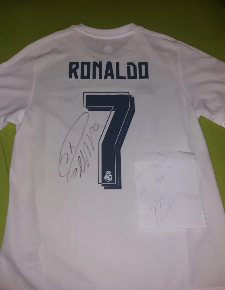 Prodajem potpisan dres Cristiana Ronalda