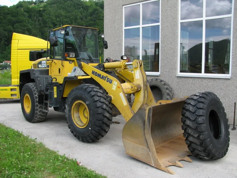 Komatsu WA320-5 Top stanje nove gume napred