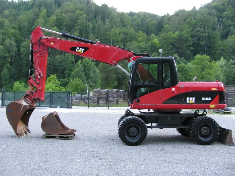 Bager točkaš Caterpillar M316D sa POWERTILLT 2 kašike