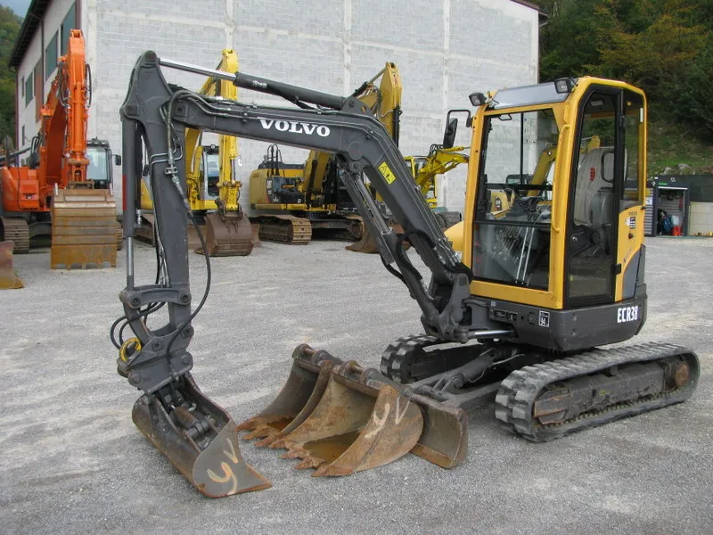 Mini bager VOLVO ECR38 sa 3 kašike 