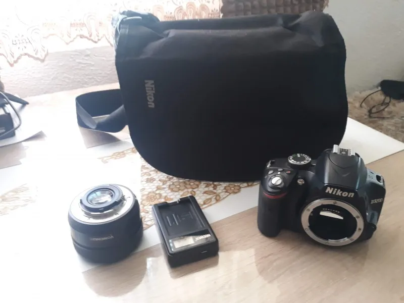 Nikon D3200 sa kit lensom + Yongnuo YN 50mm f/1.8 + torba 