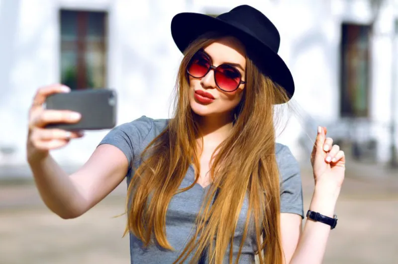 Potrebne osobe zenskog pola za prodaju selfija