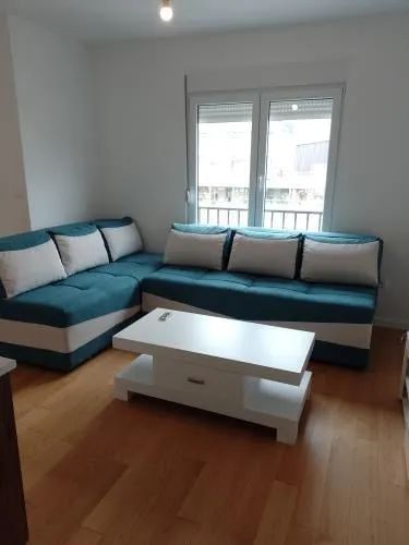IZDAJEM NAMJESTENU GARSONJERU OD 33 M2  U NOVOGRADNJI  NA DUZI PERIOD  .