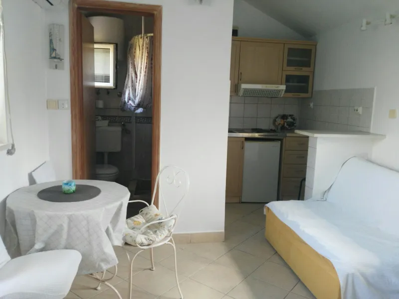 Izdaje se studio-apartman u Meljinama