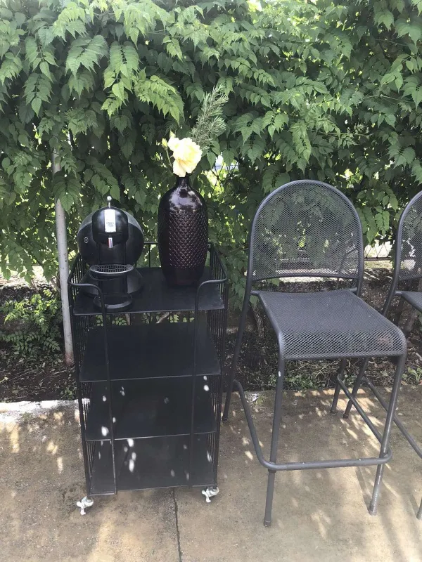 Metalna polica za kuhinju sa aparatom za kafu