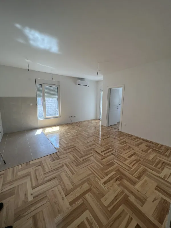 Na prodaju jednosoban nenamjesten stan 41m2+15m2 tarasa