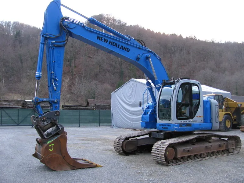 New Holland KOBELCO E235SR sa POWERTILLT težina 24.000kg