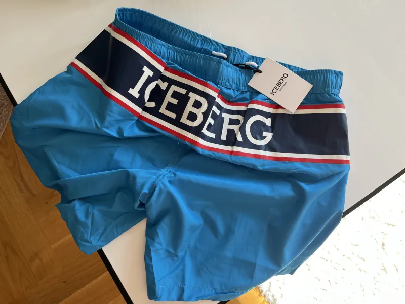 Prodajem 2 muška sortsa marke Iceberg originalni veličine xl
