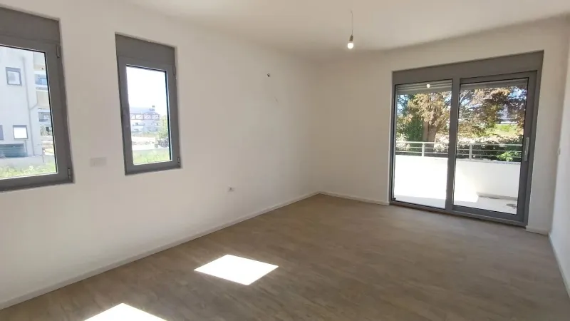 Na prodaju dvosoban stan u Ulcinju