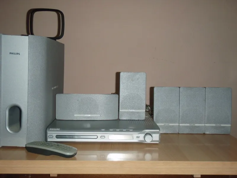 PRODAJEM Philips DVD home theater system HTS3300