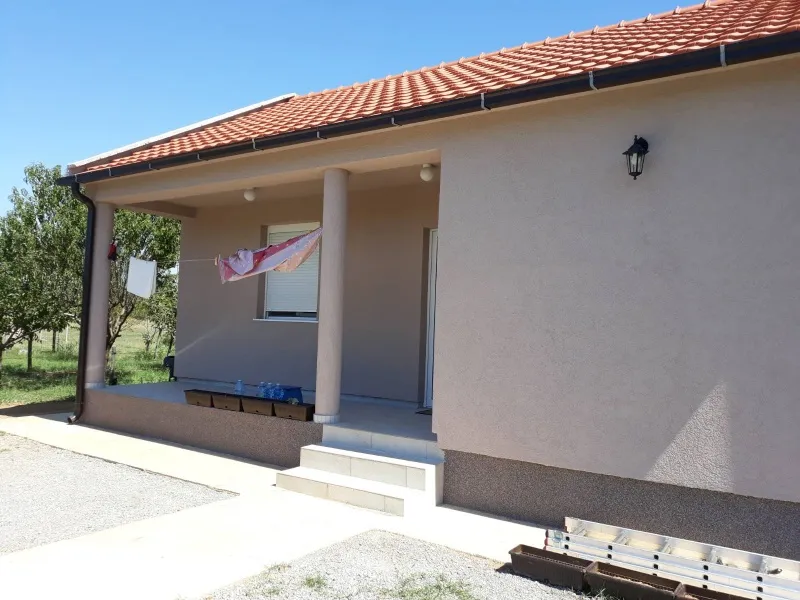 Prodajem novu kuću u Donjoj Gorici blizu UDG-a od 71m2 na 420m2 placa.