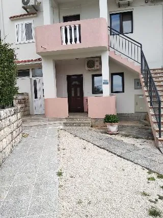 IZDAJEM APARTMANE!