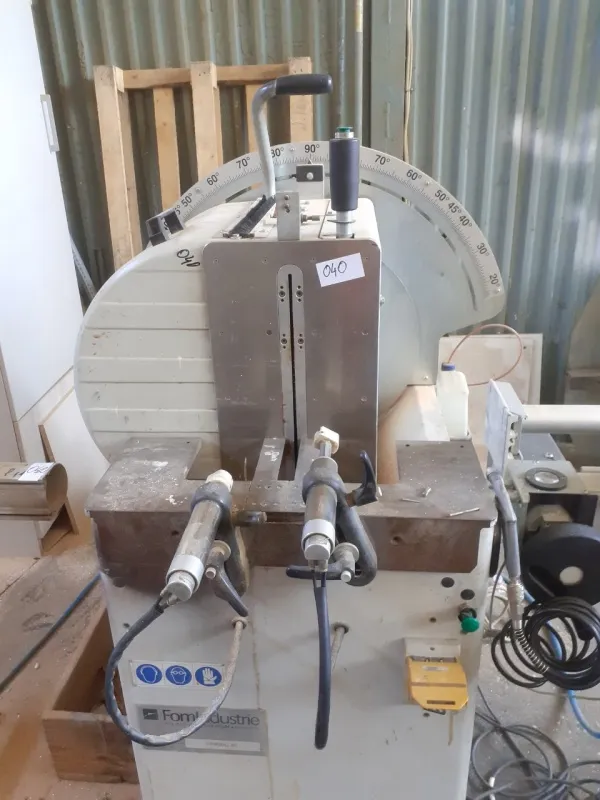 Prodajem mašinu za rezanje aluminijumskih profila