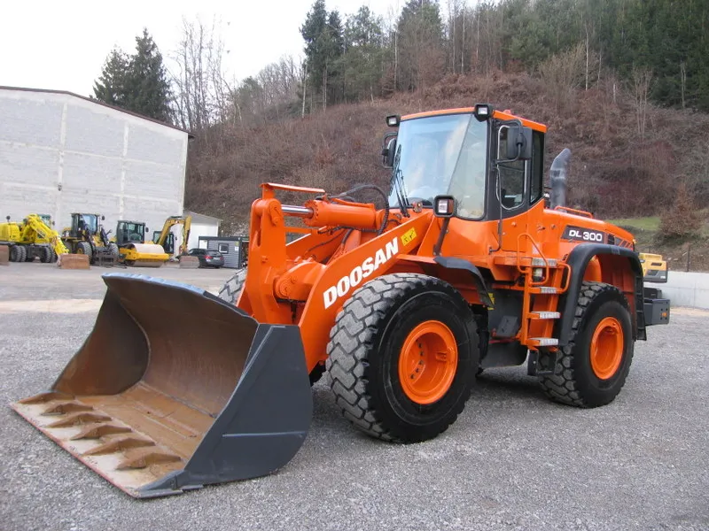 Utovarivač DOOSAN DL300 TOP stanje