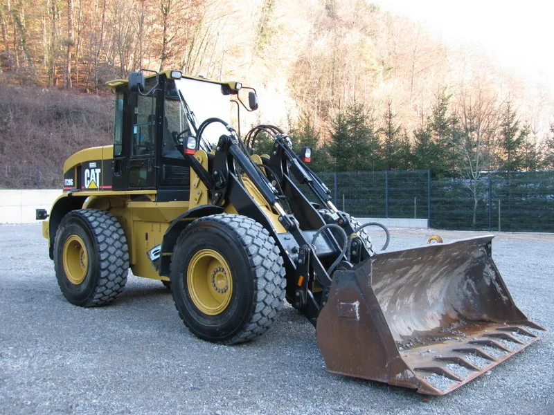 Utovarivač Caterpillar IT28G kašika + vile