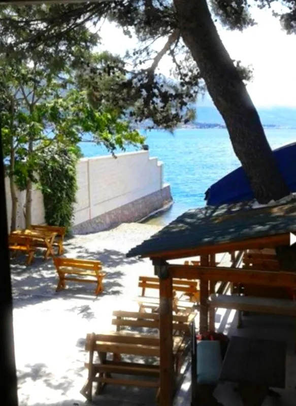 Izdajem aparrman na samoj obali mora