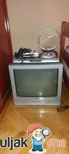 Tv, lampa i prenosni telefon.