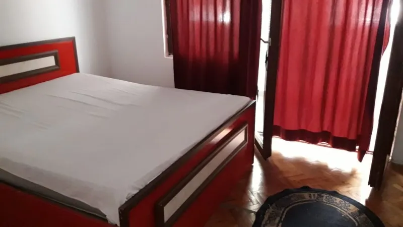 Izdajem jednosoban namjesten stan preko puta Kuzine u Budvi. Za sve potrebne inf