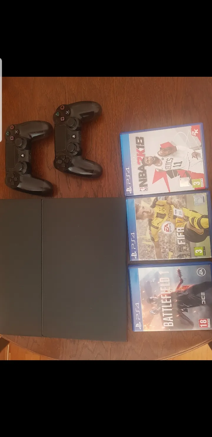 Playstation 4 sa 2 dzojstika i igricama