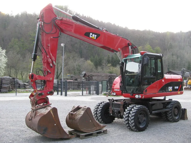 Bager točkaš Caterpillar M316D sa POWERTILLT 2 kašike