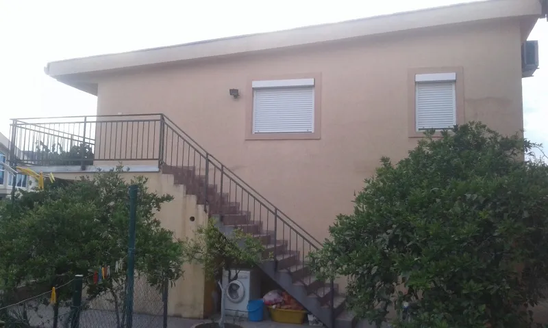 IZDAJEM APARTMANE U NASELJU BAR.POLJE