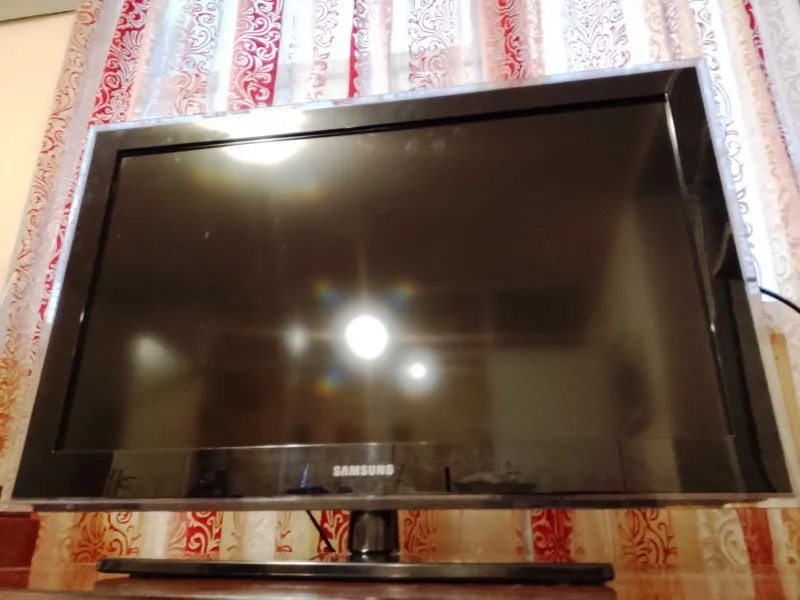 SAMSUNG LCD "32" incha sa daljinskim i kompletnom dodatnom opremom HDMI kabal...