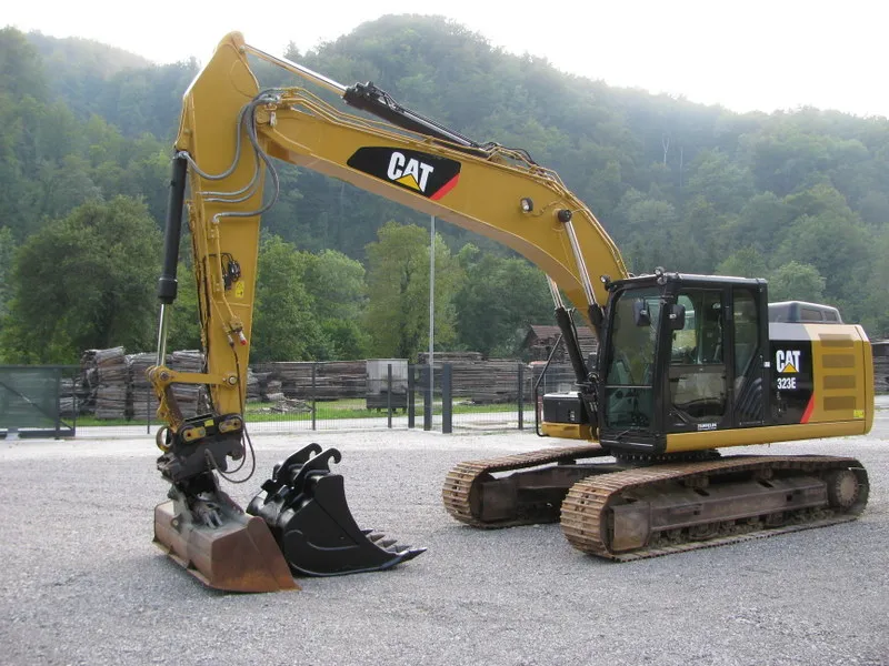 Bager Caterpillar 323EL sa 2 kašike TOP stanje