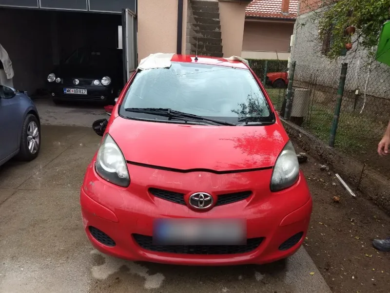 Prodajem havarisanu Toyotu Aygo