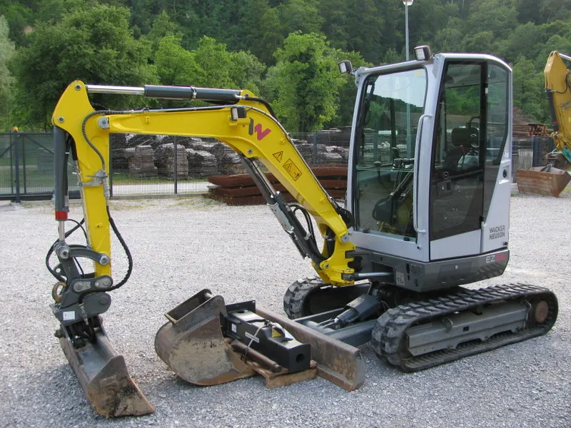 Mini bager Wacker Neuson EZ26 sa 2 kašike + extra čekič