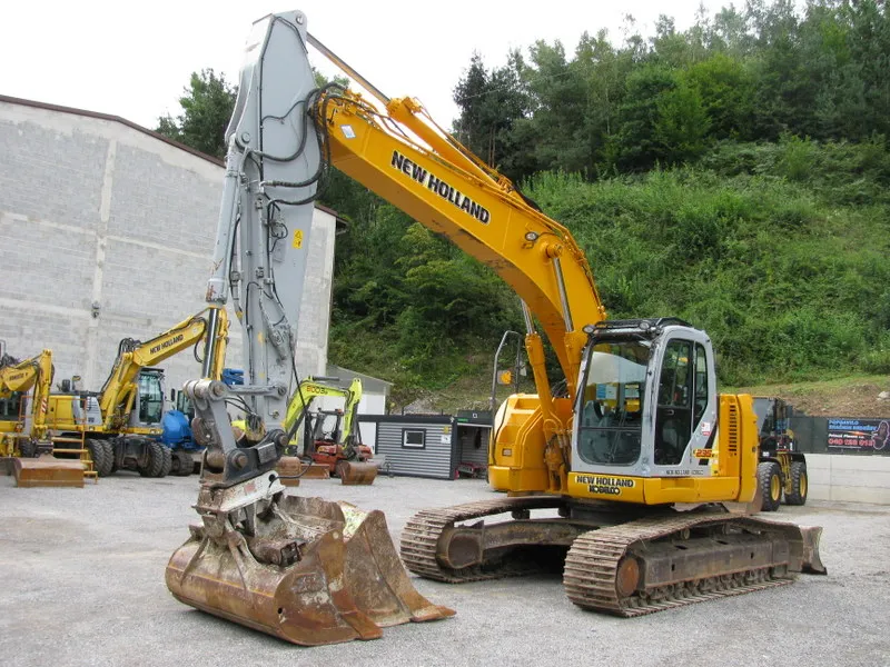 Bager NEW HOLLAND E235BSR sa nož i 2 kašike