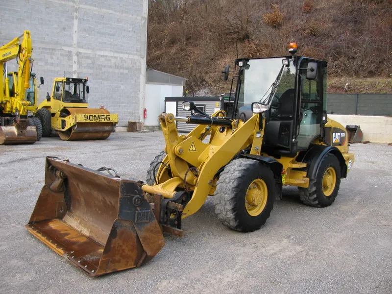 Utovarivač CATERPILLAR 907H2 sa svu opremu