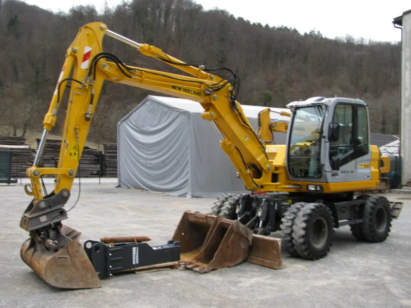 Bager točkaš New Holland MH3,6 sa NOVI čekič i 3 kašike