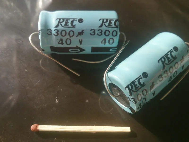 Aksijalni 3300uF 220uF 100uF 470uF 2200uF 22uF 10uF 4,7uF