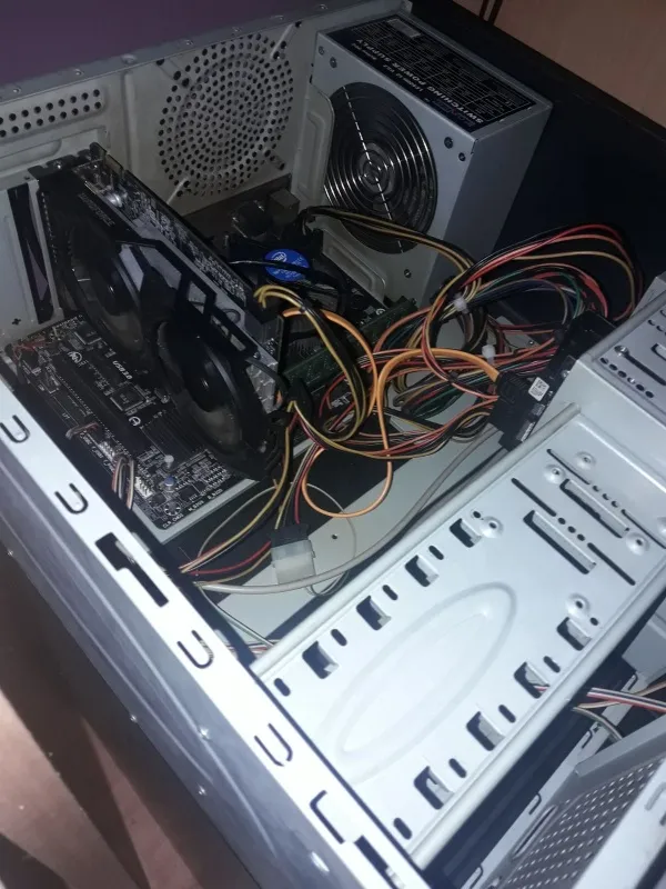 Gaming destkop i5 4460 gtx 950 2gb,12gb rama 1600Mhz,500gb hdd 500W napajanje