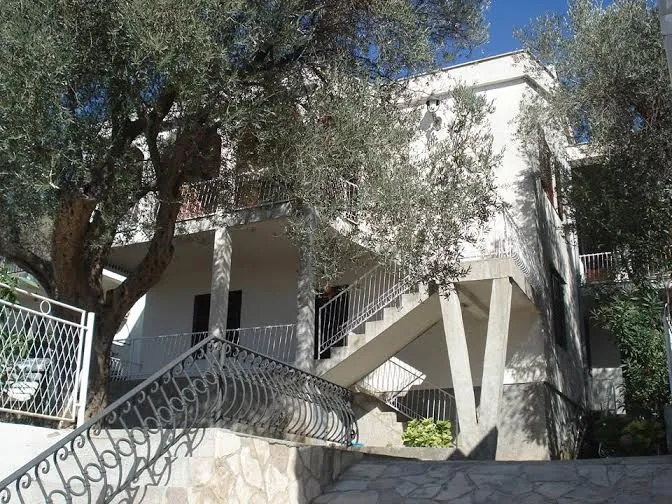 Sutomore iznajmljujem apartmane i sobe