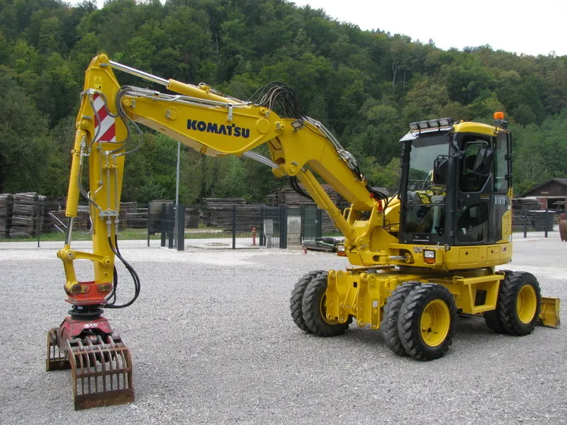 Bager točkaš Komatsu PW98MR-8 sa grajfer i 3.112 radni sati