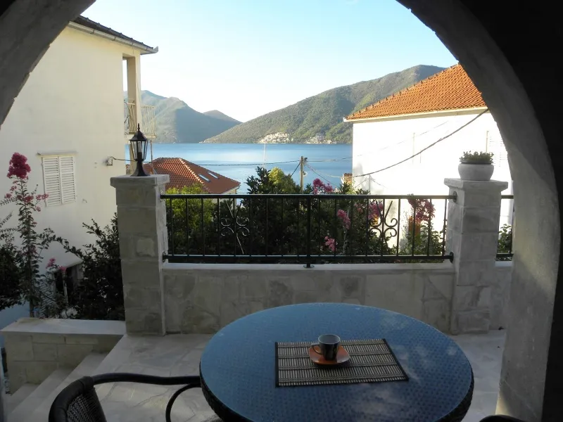 Izdajem dvosobni apartman u Strpu, Boka kotorska