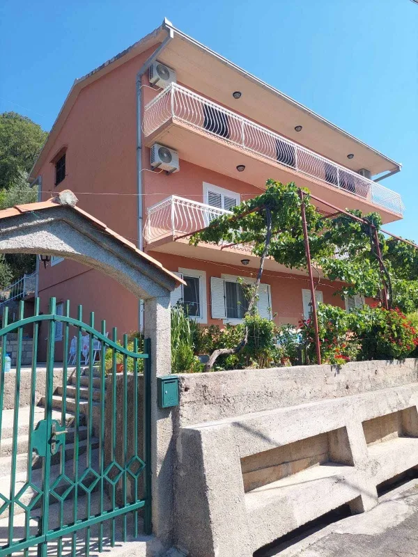 Izdajem dva dvosobna stana u Kamenarima-Herceg Novi