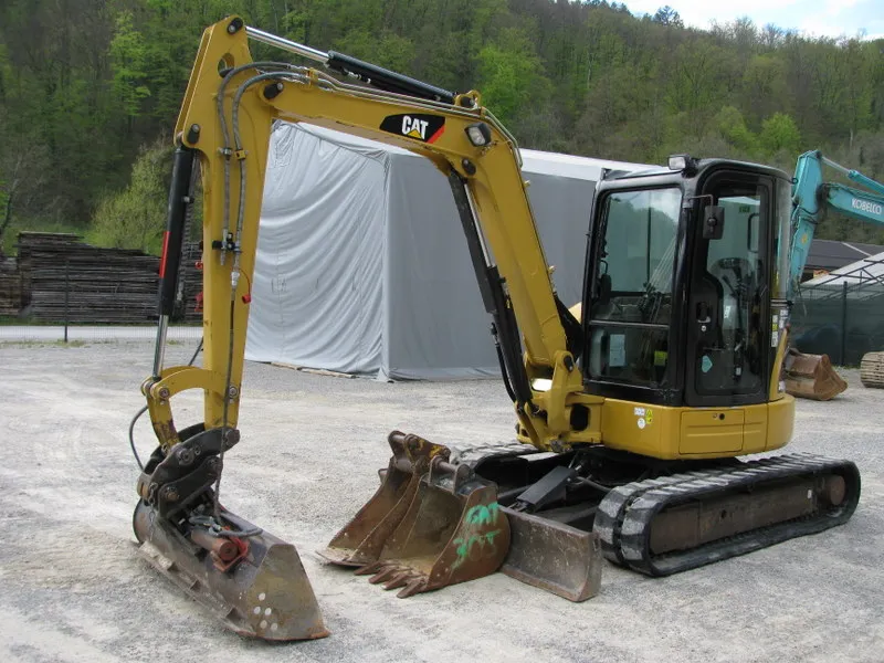 Mini bager Caterpillar 305D CR sa 3 korpe i 3.746 sati