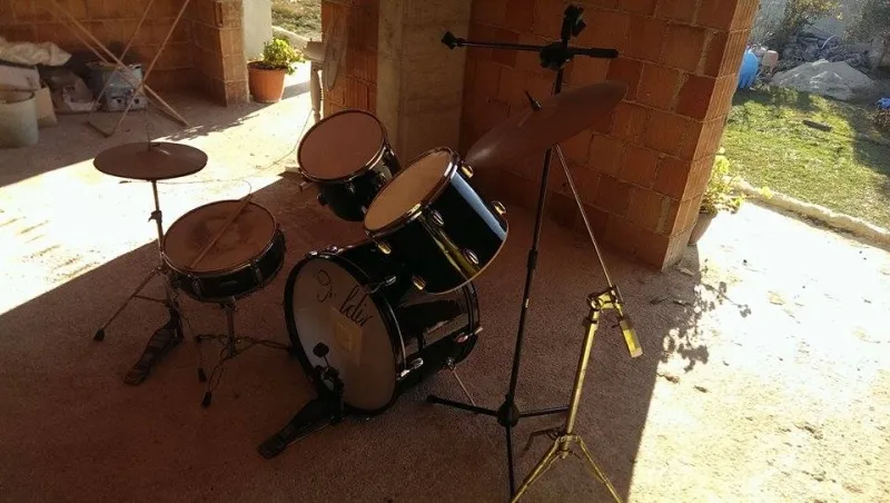 Prodajem bubnje za muziku (sa njima ide i drzac mikrofona)