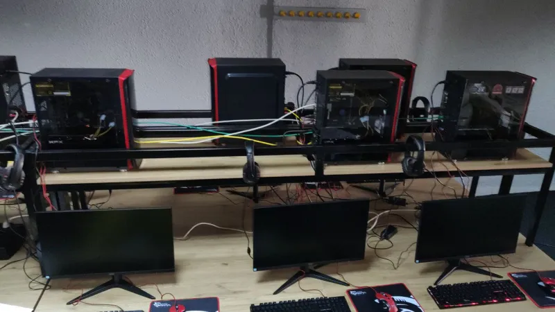 Prodajem komplet igraonicu (10 računara)