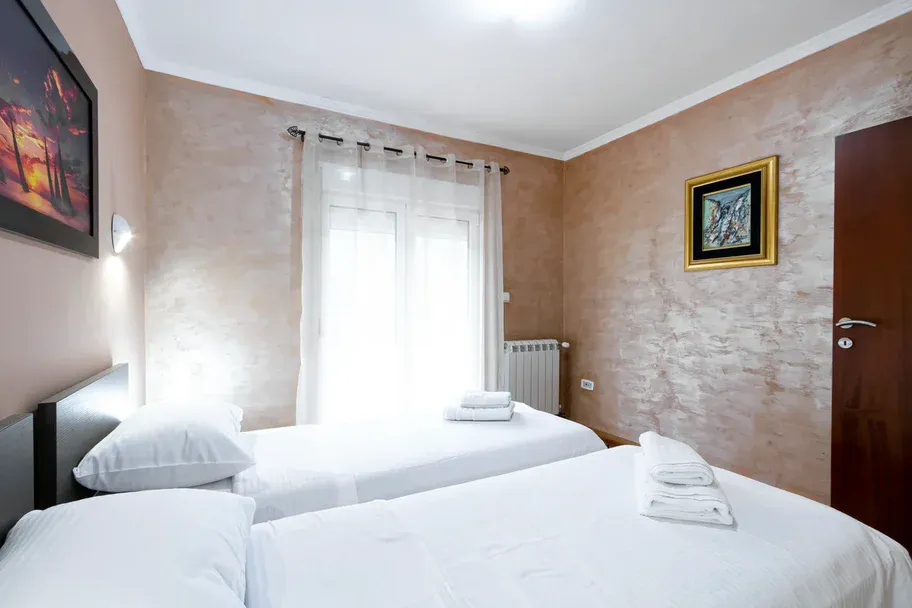 Izdajem jednosobne i dvosobne apartmane u Lastvi grbaljskoj, 9 km od Budve