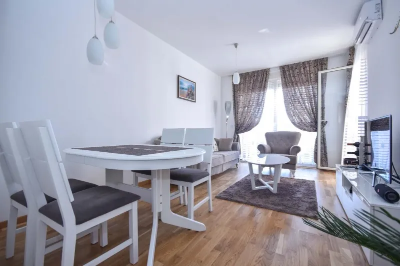 Jednosoban apartman na prvoj liniji mora u Budvi (Gospostina)