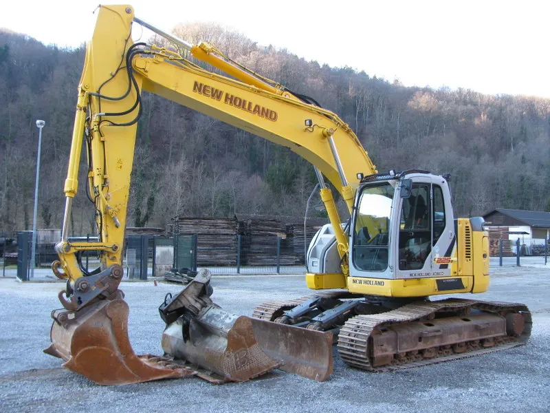 Bager gusjeničar New Holland KOBELCO E225 SR sa nož i 2 kašike