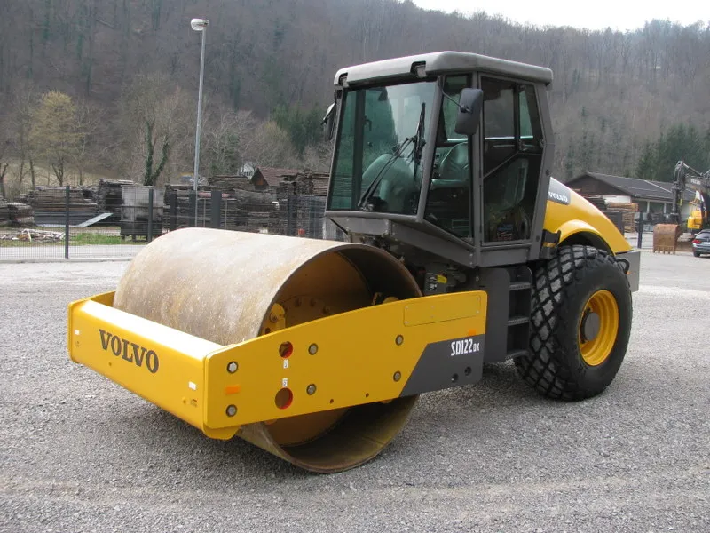 Valjak VOLVO SD122D težina 12.215kg