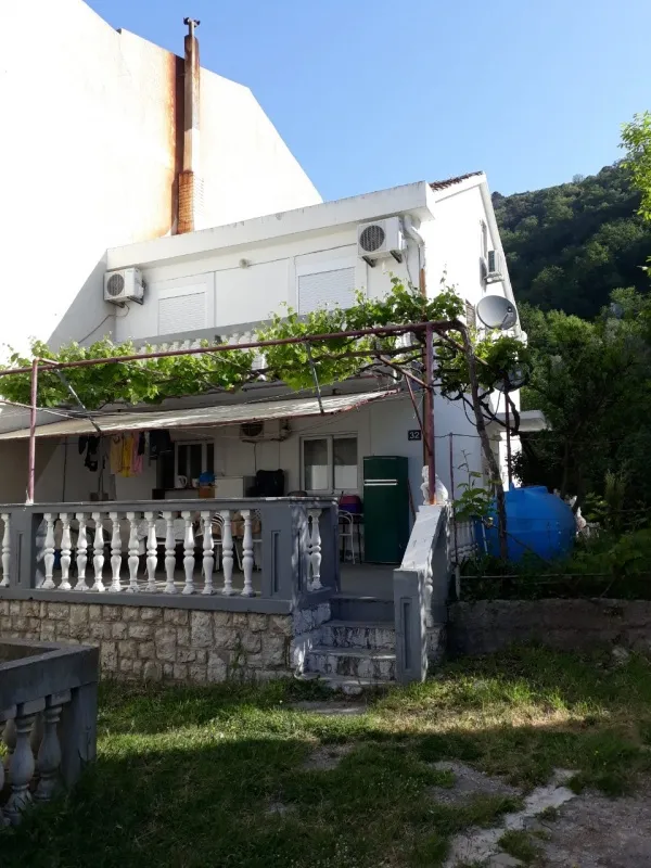 Kuca sa sobama 350m od plaze-Petrovac